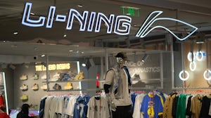 中国运动服装集团李宁有限公司周四表示，计划发行价值105亿港元(合13.5亿美元)的新股，为国际扩张筹集资金。在上面。
