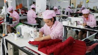 在中国中部安徽省绥西县的一家服装厂，女工们在工作。盖蒂图片社。