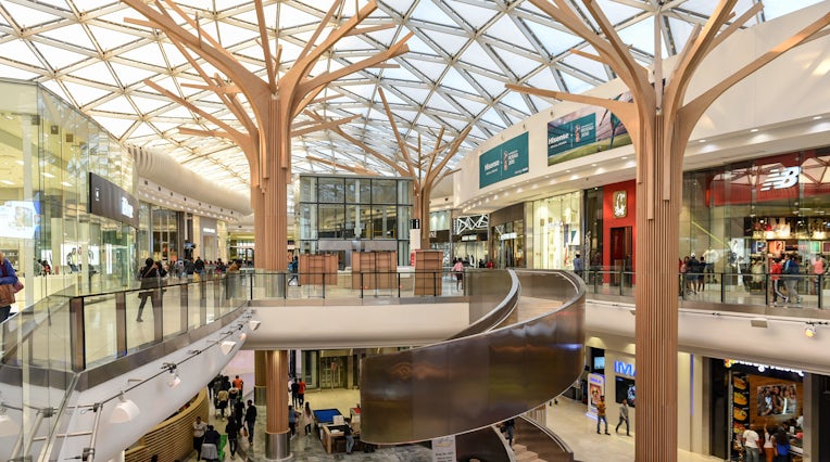 在非洲最大的购物中心内，约翰内斯堡的非洲购物中心。 Shutterstock。