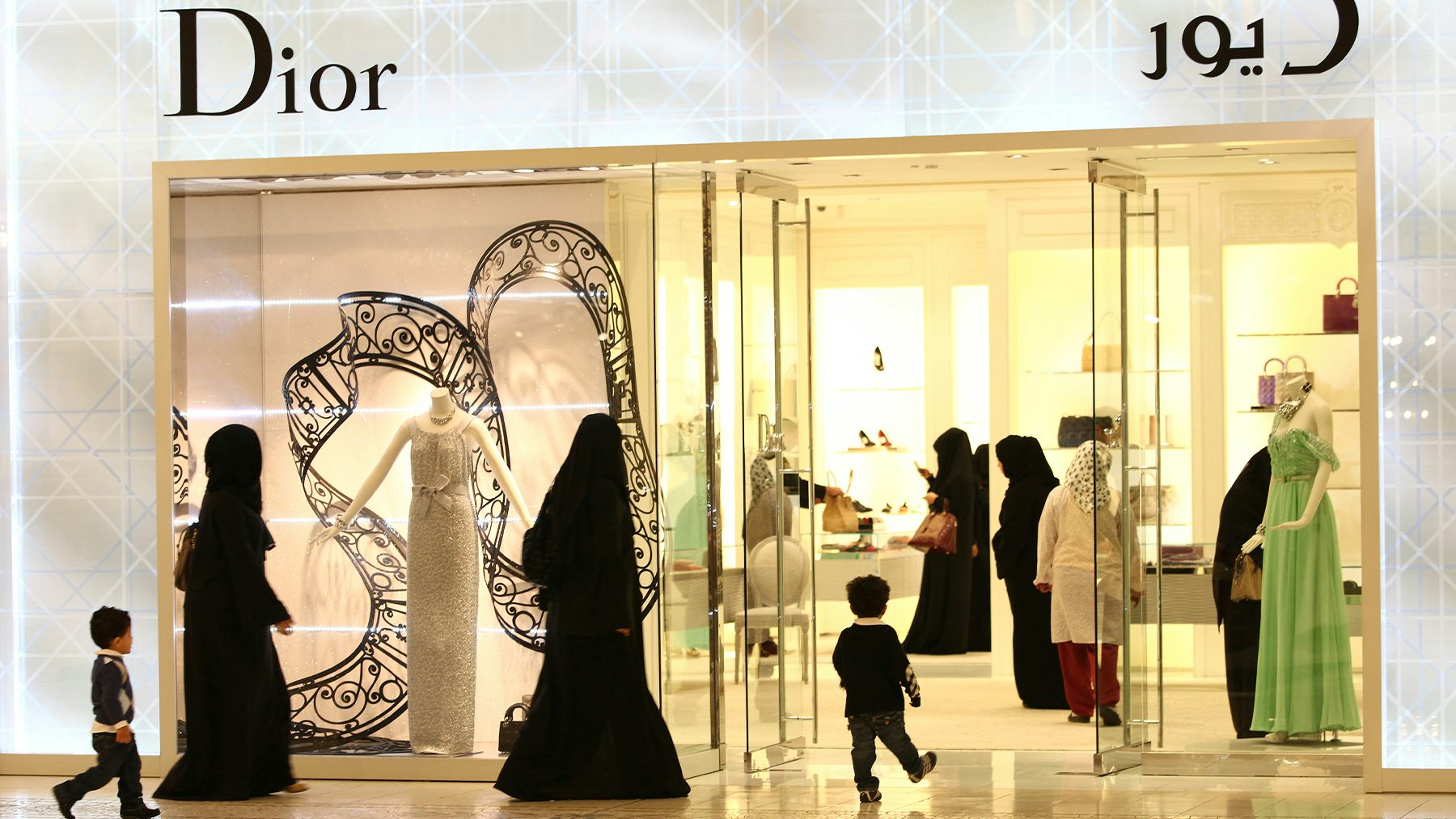 卡塔尔人在多哈Villaggio购物中心购物。盖蒂图像。