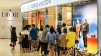 中国成都一家奢侈品店外的一排顾客。盖蒂图片。