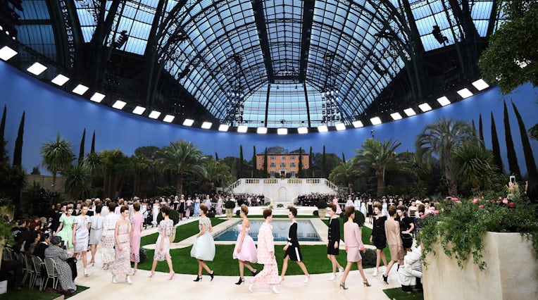 香奈儿（Chanel）2019春夏高级定制时装秀在巴黎大皇宫（Grand Palais）举行。 盖蒂图片社。