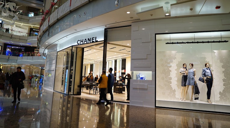 购物者在上海的香奈儿（Chanel）商店旁逛逛。 快门