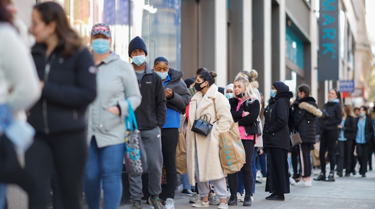 Primark商店在伦敦市中心的牛津街重新开业后，顾客在外面排队。 盖蒂图片社。