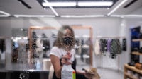 亚博的奇幻赛事百货商店，如梅西和品牌，如4LAPS正在通过员工在一系列新的和现有的职能方面编制零售未来的企业。盖蒂张照片