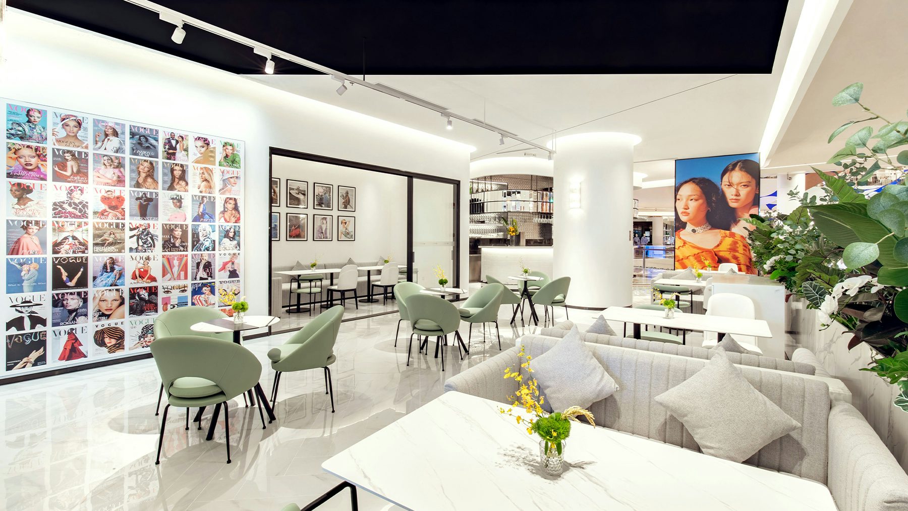 Vogue Café的300平方米空间适合社交媒体，墙上挂满了独家视频内容的投影，由《Vogue》中国版新任主编张燕玲(Margaret Zhang)拍摄。康泰纳仕。