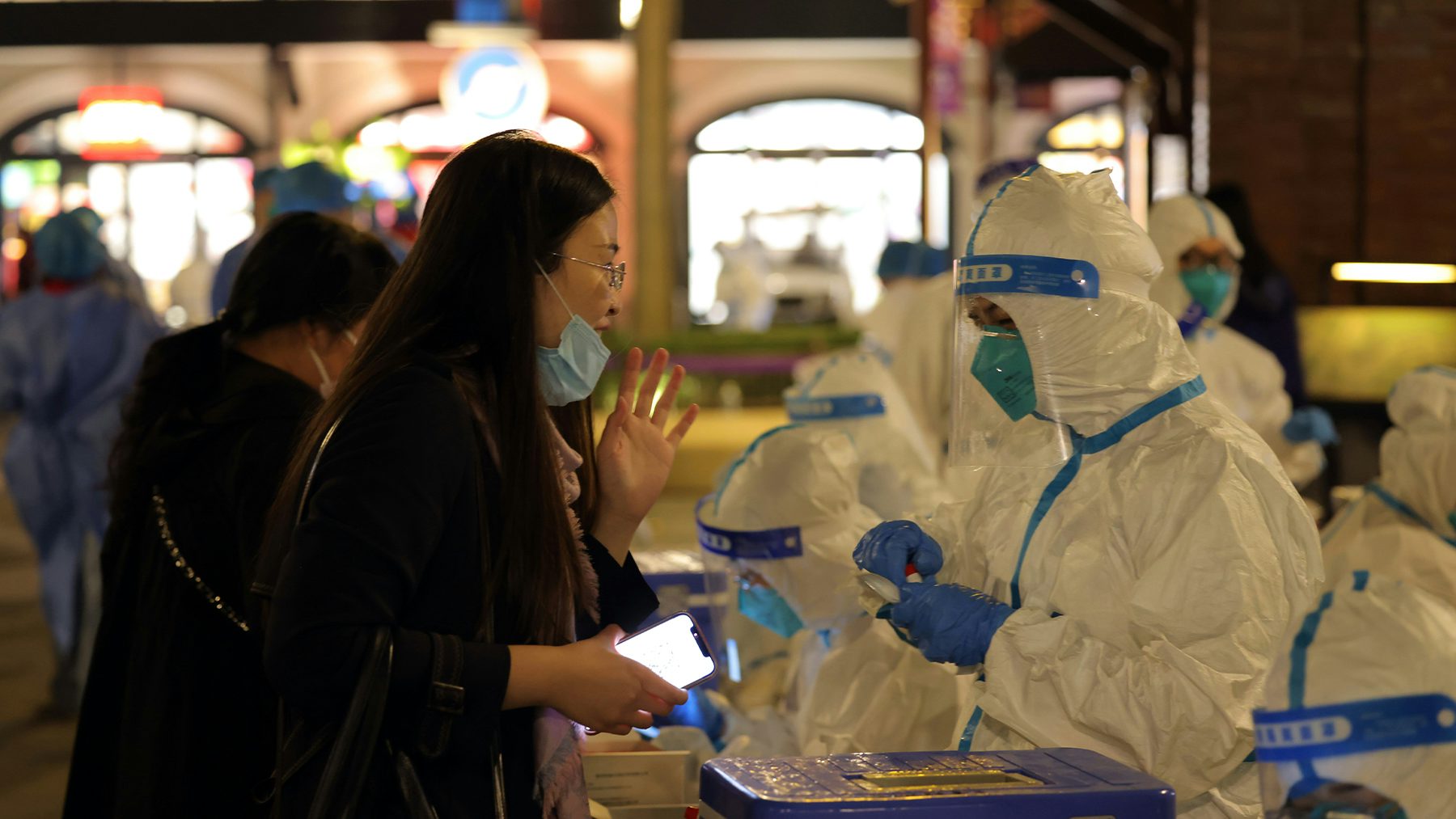 上海迪士尼乐园因发生一例新冠肺炎确诊病例，3.4万名游客接受检测，目前乐园已被封锁。盖蒂图片社。