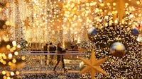 在德国柏林的一家购物中心，购物者们被圣诞装饰点亮。盖蒂图片社。