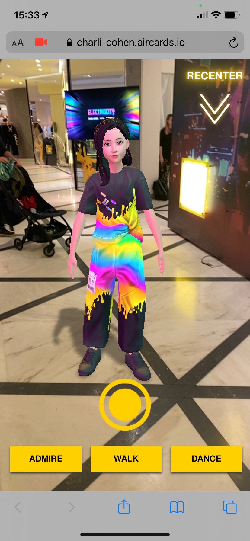 在塞尔福里奇百货商店的地板上，一个穿着数码查利·科恩服装的虚拟形象。转炉。