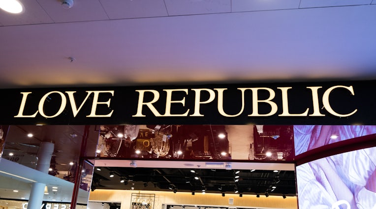 圣彼得堡的Love Republic商店。 快门