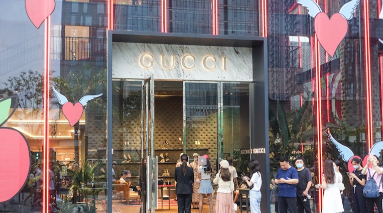 成都国际金融广场上古驰（Gucci）故事之外的一排排客户。 盖蒂图片社。