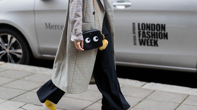 卡洛琳·道尔（Caroline Daur）在2017年伦敦时装周期间穿Anya Hindmarch