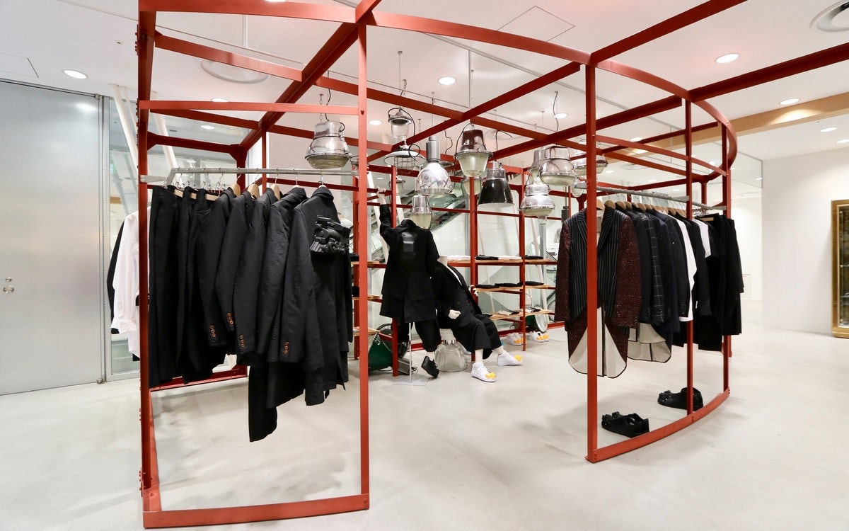DSM Ginza : doverstreetmarket.com  Clothing store design, Retail interior  design, Black interior design